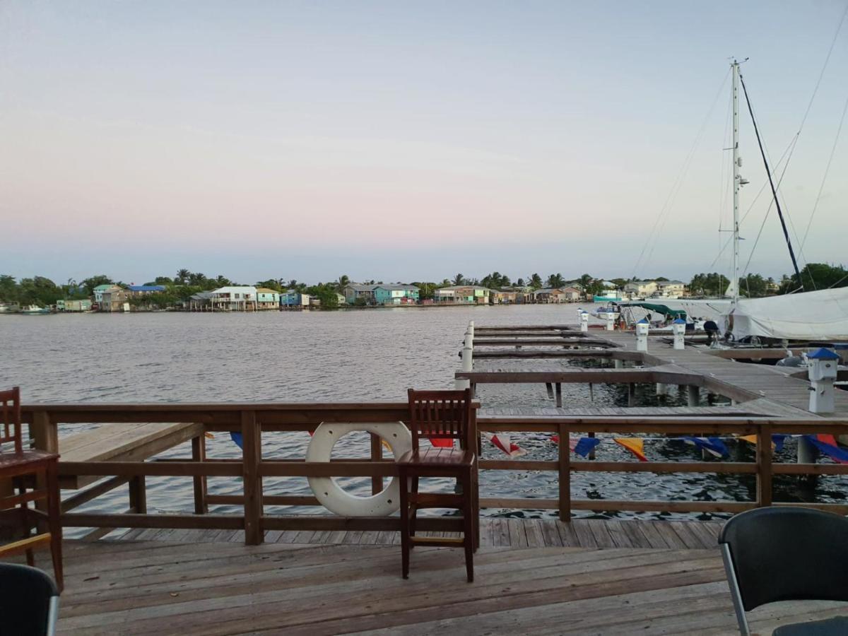Hotel And Dive Center Roatan Yacht Club French Harbour Exterior photo