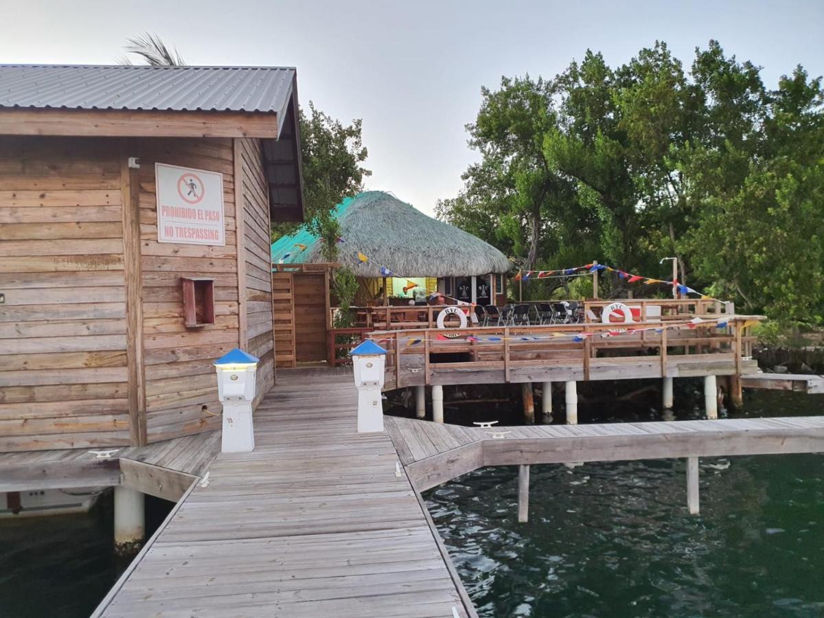 Hotel And Dive Center Roatan Yacht Club French Harbour Exterior photo