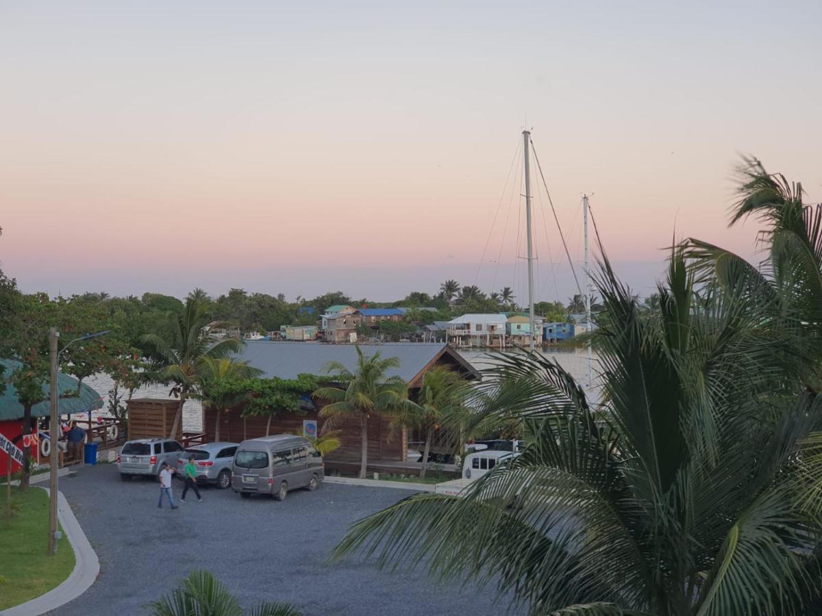 Hotel And Dive Center Roatan Yacht Club French Harbour Exterior photo