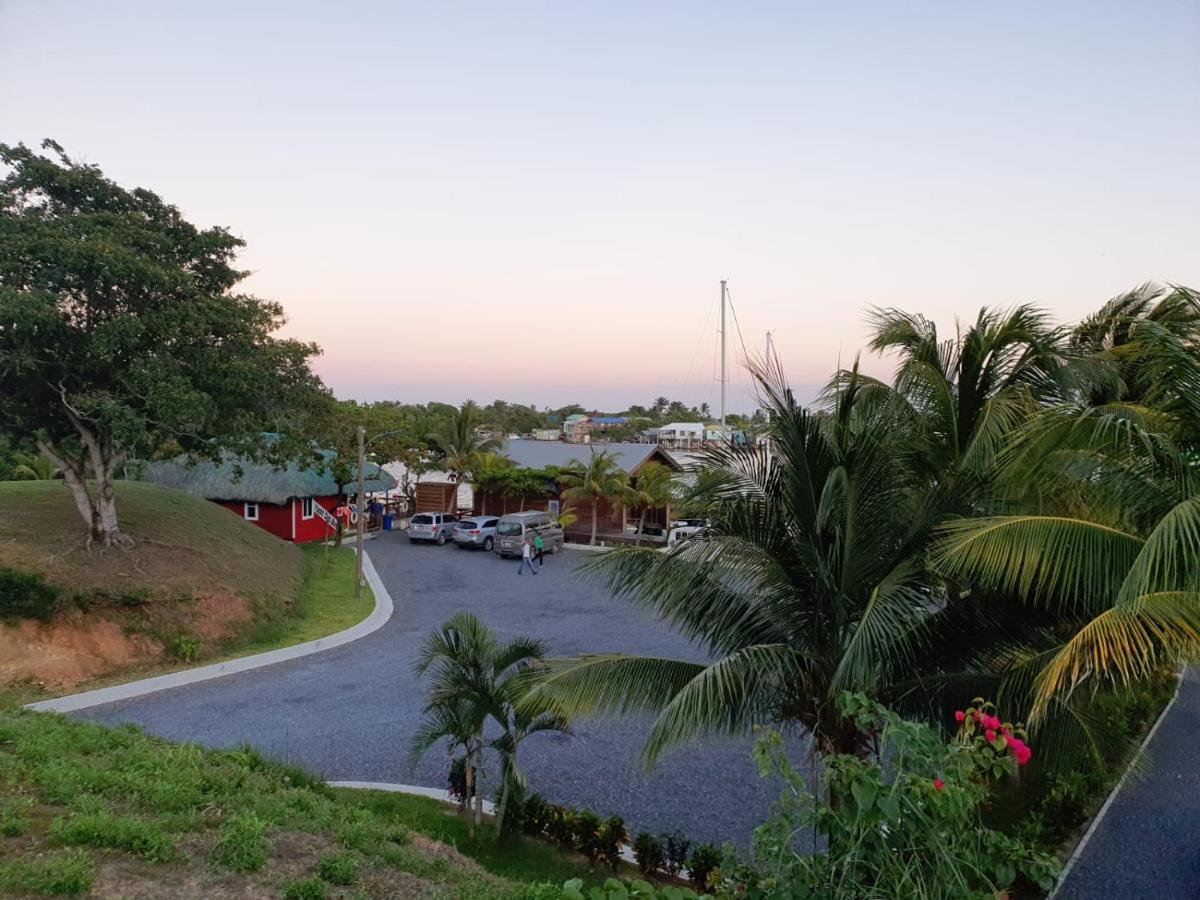 Hotel And Dive Center Roatan Yacht Club French Harbour Exterior photo
