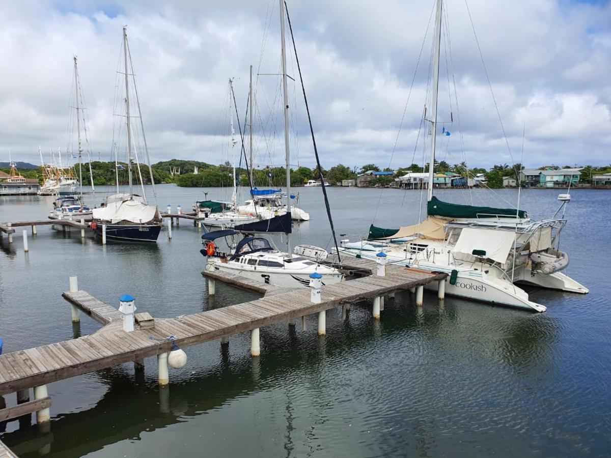 Hotel And Dive Center Roatan Yacht Club French Harbour Exterior photo